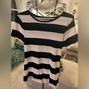 Old Navy “Perfect” t-shirt wide Black and white striped, fitted Size L
